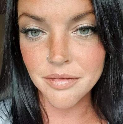 Vollbusige britische MILF