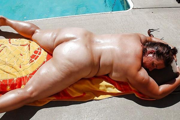 amador - morena bbw milf - Jen - bronzeamento suado à beira da piscina
