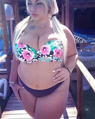 Claudia Fattorini - BBW loira deslumbrante com peitos enormes!