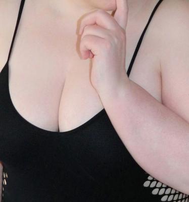 Abenteuerliche BBW-Frau: Sexy Dekolleté, großer Hintern, Dildospaß
