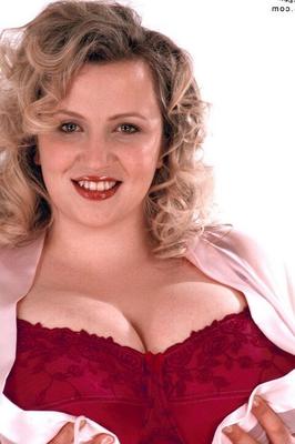 Loira Brit BBW Laura Bailey oleia seus peitos enormes