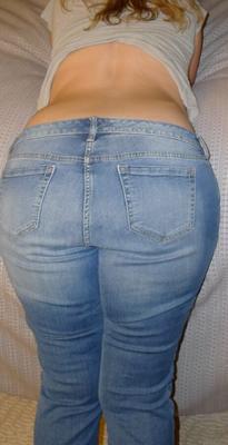 Frau Barkeeper in Jeans