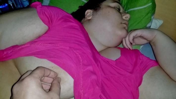 Fat Pig Melanie Titten spielen und entblößt