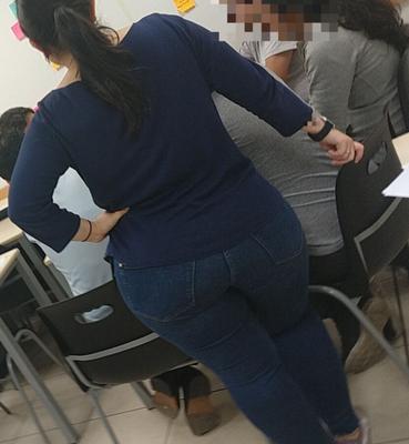 Kolumbianische Lehrerin mit großem Arsch in Jeans