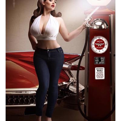 Instagram Lexy Lu pin-up