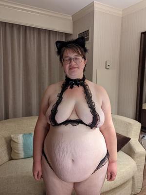 L'animal enceinte Shelly McClint en lingerie noire joue.