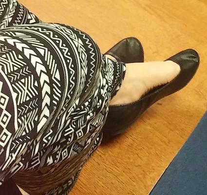 コメントを求める妻の黒いフラットシューズのセクシーな足