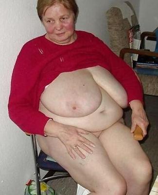 Amateur con enormes tetas