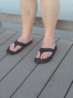 妻は湖でビーチサンダルを履いてコメントを求めています
