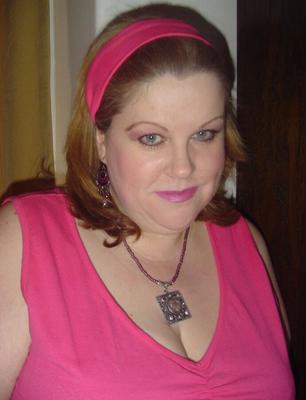 Une BBW britannique se déshabille et se masturbe