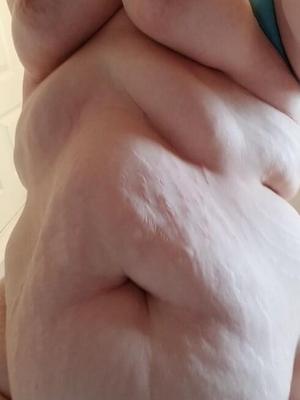 Olhe para essa cadela gorda e branca