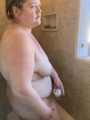 ミシェル、シャワーで露出したぽっちゃりボディの巨乳熟女ふしだらな女