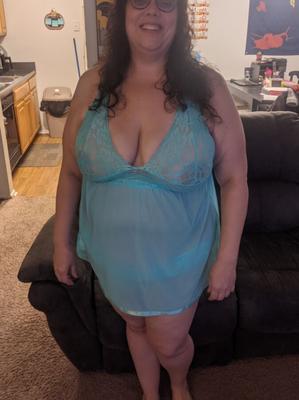 Sexy BBW Becca Posando em Azul-petróleo