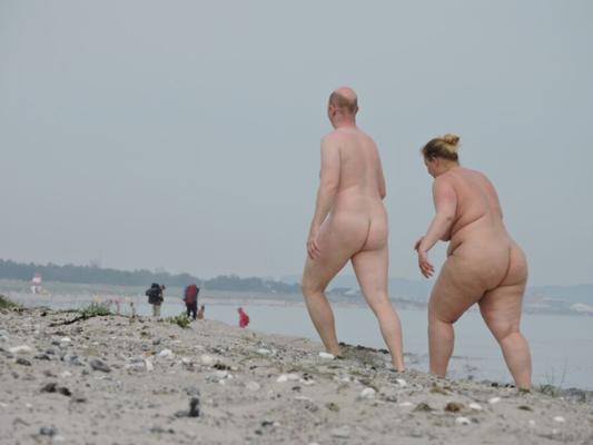 Belle blonde bbw sur la plage