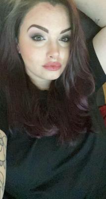 Esta gamergirl gordinha e de cabelos roxos