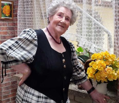 ¡Abuela con hermoso cabello blanco!