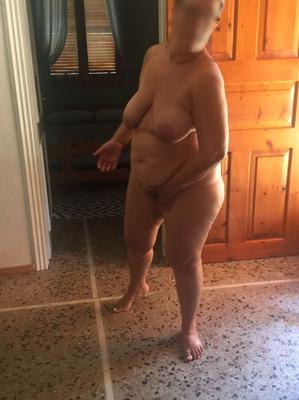 La señora Apogio desnuda en casa