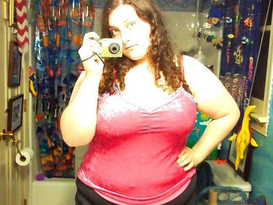 巨乳の若いぽっちゃり系女性がセクシーな資産を披露