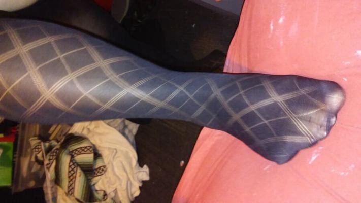 Os pés da minha esposa em suas novas meias estampadas