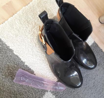 Dildo und Gummistiefel