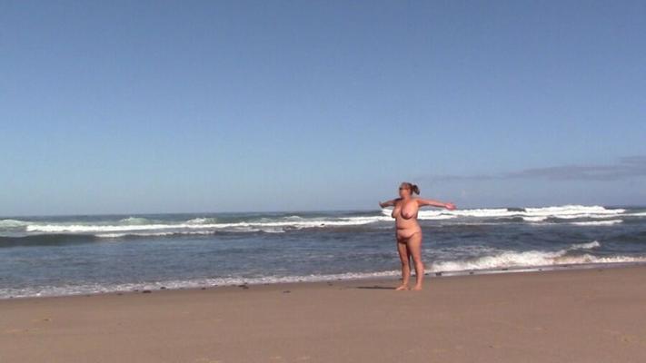 Esposa madura y gorda desnuda en la playa
