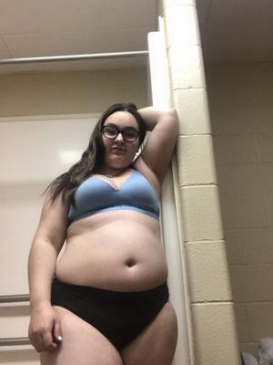 Jovem porquinha anuncia seu corpo de pêra, peitos pequenos e bunda gorda
