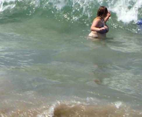 bikini potelé aux gros seins pourrait