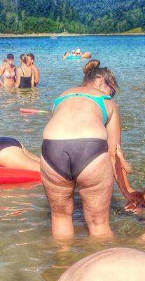 pulchna swinia grube dupsko nad jeziorem dla was wypina