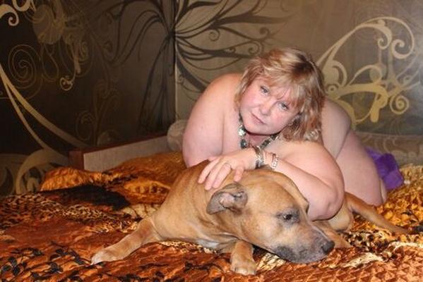 BBW mature avec ses animaux de compagnie
