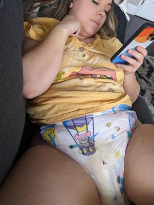 Jolie Pissousse Dodue em Couche culotte