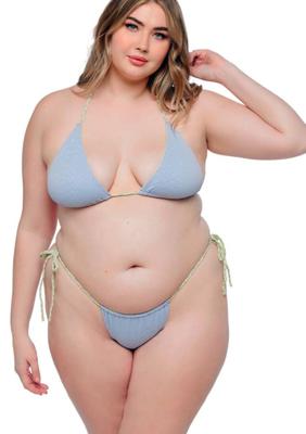Belle blonde modèle de bikini BBW