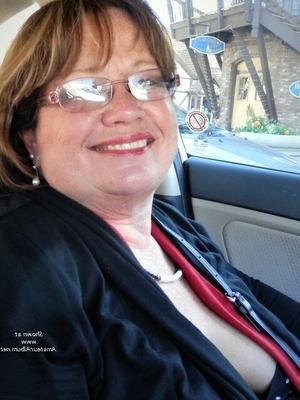 DirtySweet - Hotwife mature avec un truc pour les jeunes gars