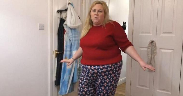 Adele gorda - shorts amarelos. 