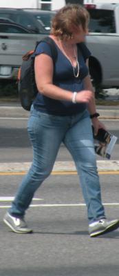 Barriga de cerveja BBW em top apertado, jeans, bela ruiva de barriga grande