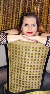 Esposa posando com cadeira na mangueira para NL Comentários e expondo