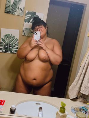 Très jolie brune BBW