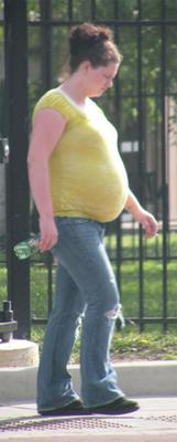 Schwanger und BBW mit riesigem Bauch, Schlampe in engem Hemd, schwanger!