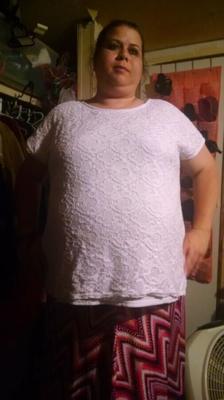 Minha esposa em sua saia rosa, você gostaria de transar com ela?