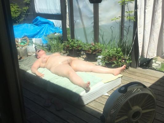 BBW femme bronzante nue sur le pont