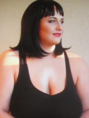 Poseur potelé et gros seins