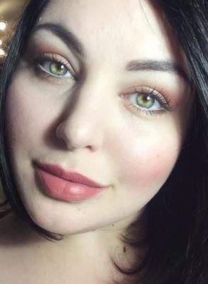 Jeune beauté brune bien roulée