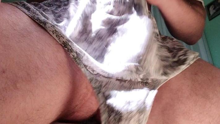 Wankin con las bragas talla 4XL de las tías de su esposa