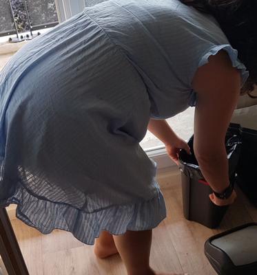 Mature exposée à la maison - Voir la culotte et la jupe haute