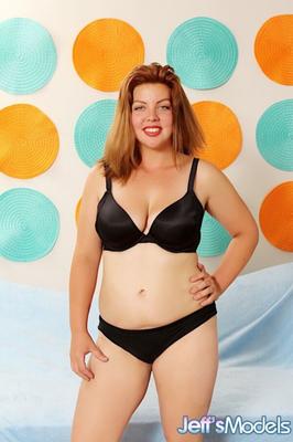 Die sexy, pralle Miranda Kelly wird von einer Maschine gefickt