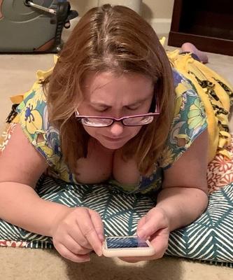 MILF courte avec de gros seins