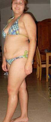 Una esposa con un coño gordo y peludo y tetas gordas con areolas oscuras