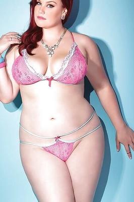 ブラとパンティを着たぽっちゃりさん