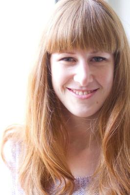 Os esplêndidos grandes nichons de Chloé B. jolie rouquine