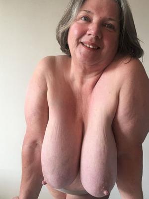 彼女は誰ですか、もっと必要です