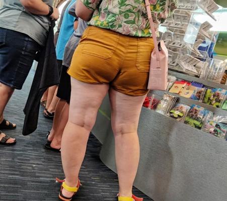 Molliges dickes Mädchen in der Öffentlichkeit